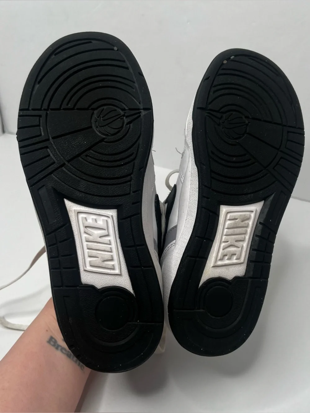 Nike Full Force Low Sneakers Youth Kids Sz 4.5 White & Black Basketball Casual